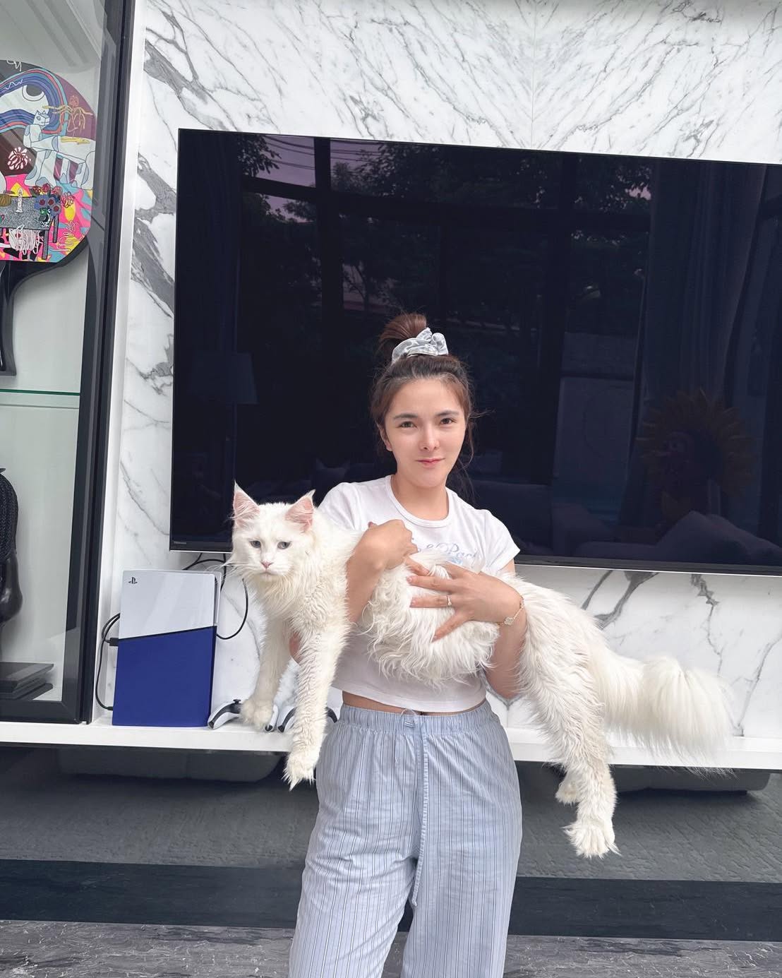 เบล - ขนิษฐา เบ้าหล่อเพชร