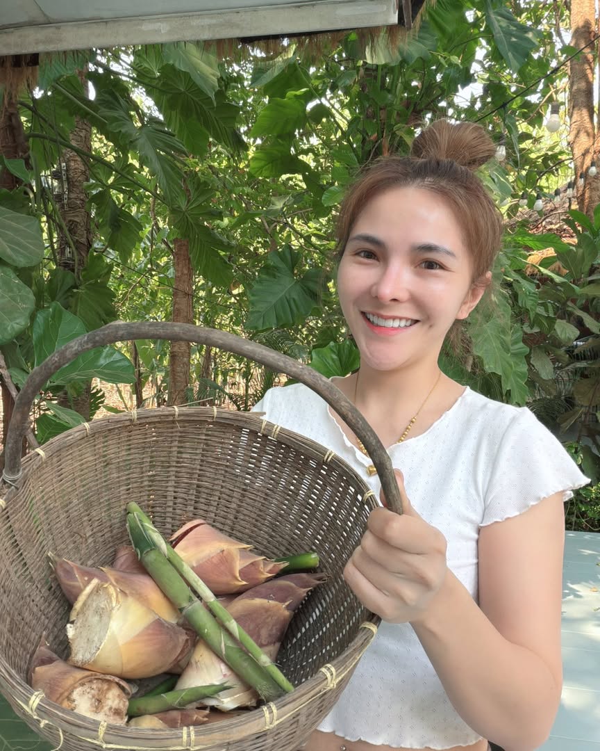 เบล - ขนิษฐา เบ้าหล่อเพชร