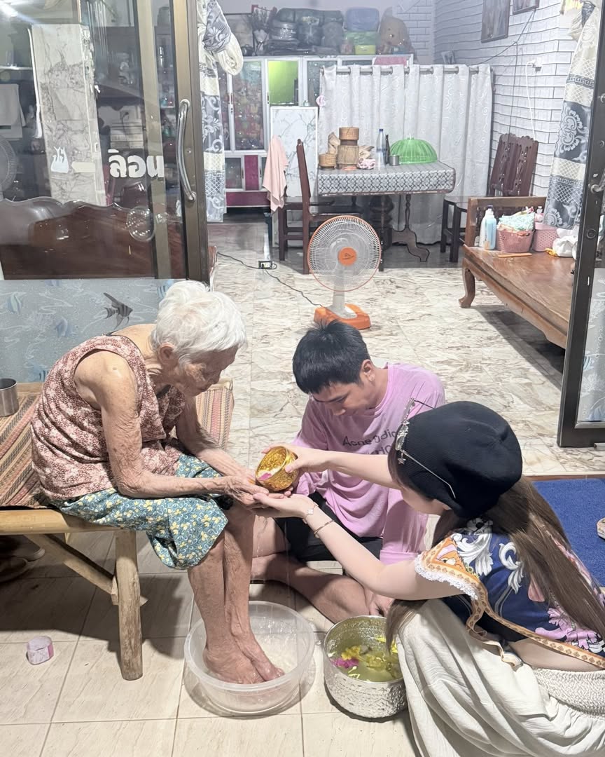 เบล - ขนิษฐา เบ้าหล่อเพชร