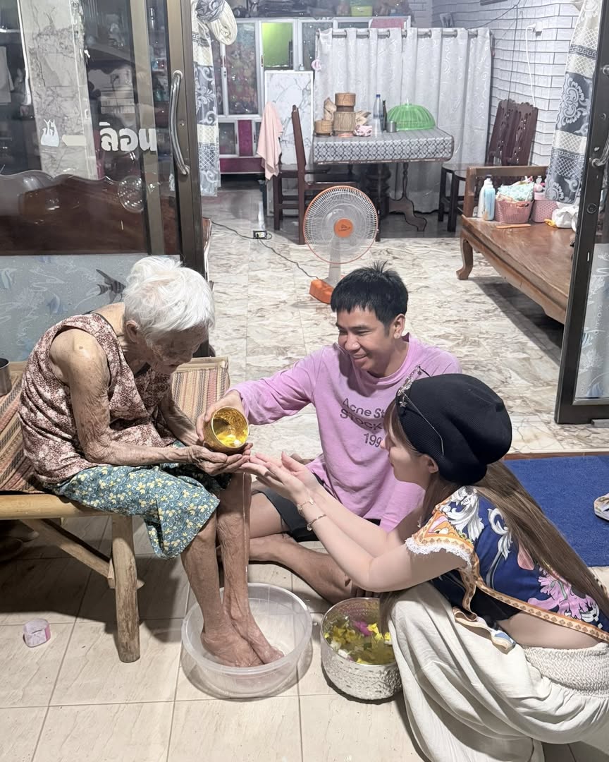 เบล - ขนิษฐา เบ้าหล่อเพชร