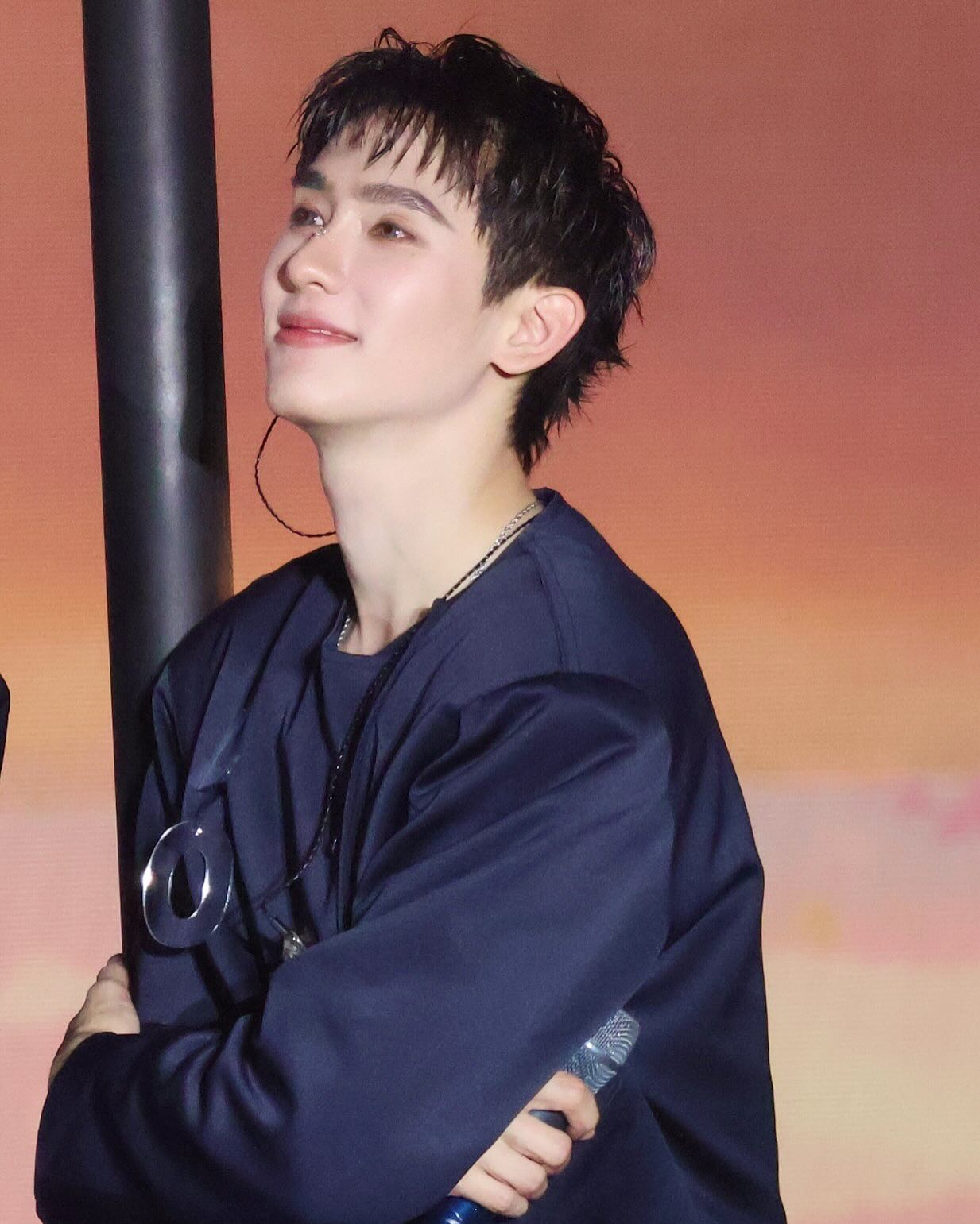 บุ๊ค - กษิดิ์เดช ปลูกผล
