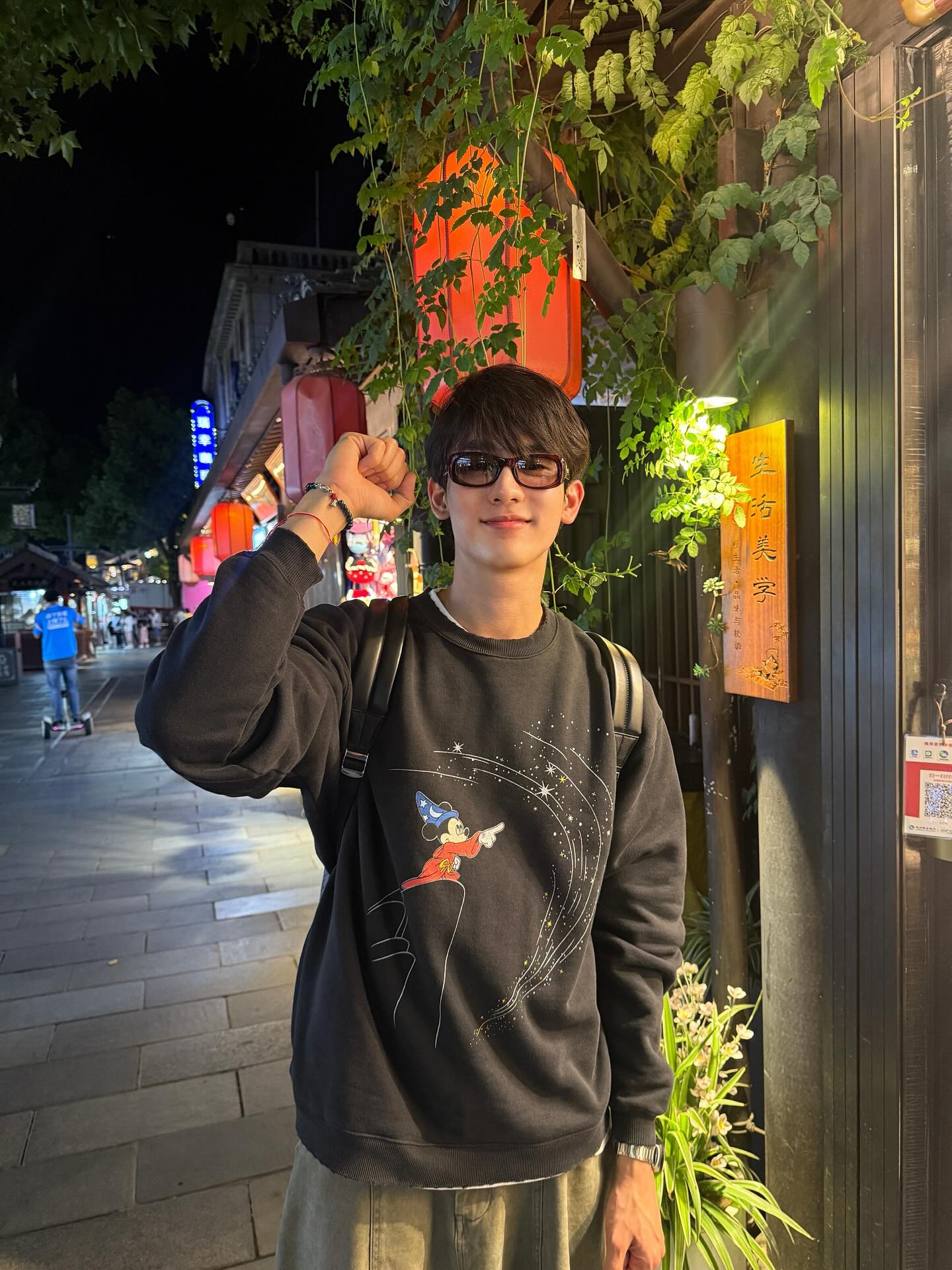 บุ๊ค - กษิดิ์เดช ปลูกผล