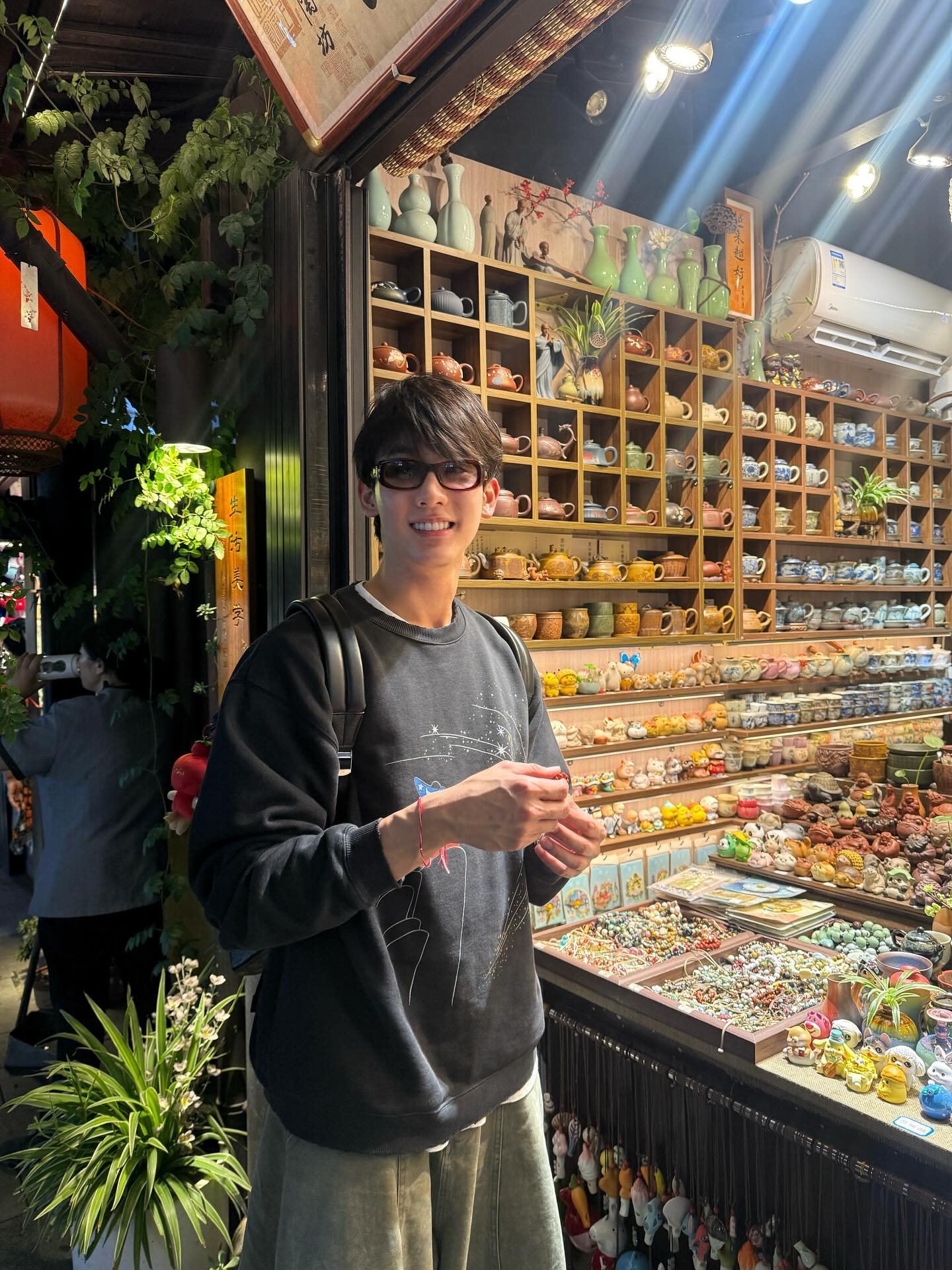 บุ๊ค - กษิดิ์เดช ปลูกผล