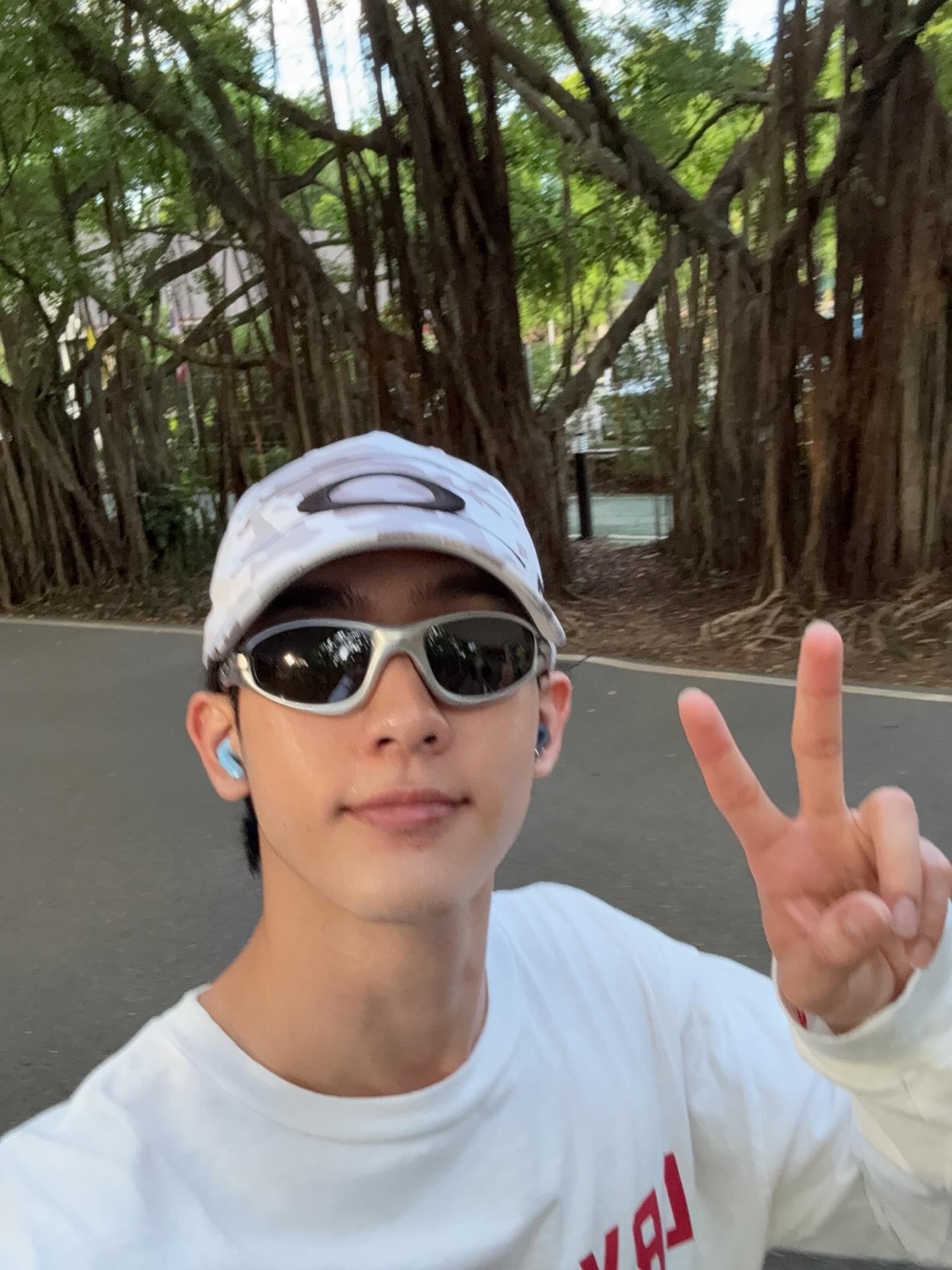 บุ๊ค - กษิดิ์เดช ปลูกผล