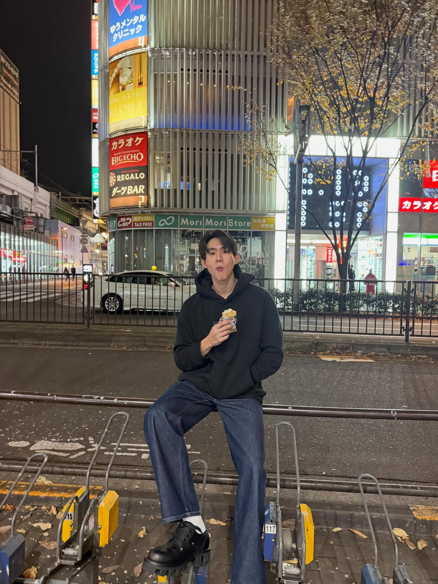 บุ๊ค - กษิดิ์เดช ปลูกผล