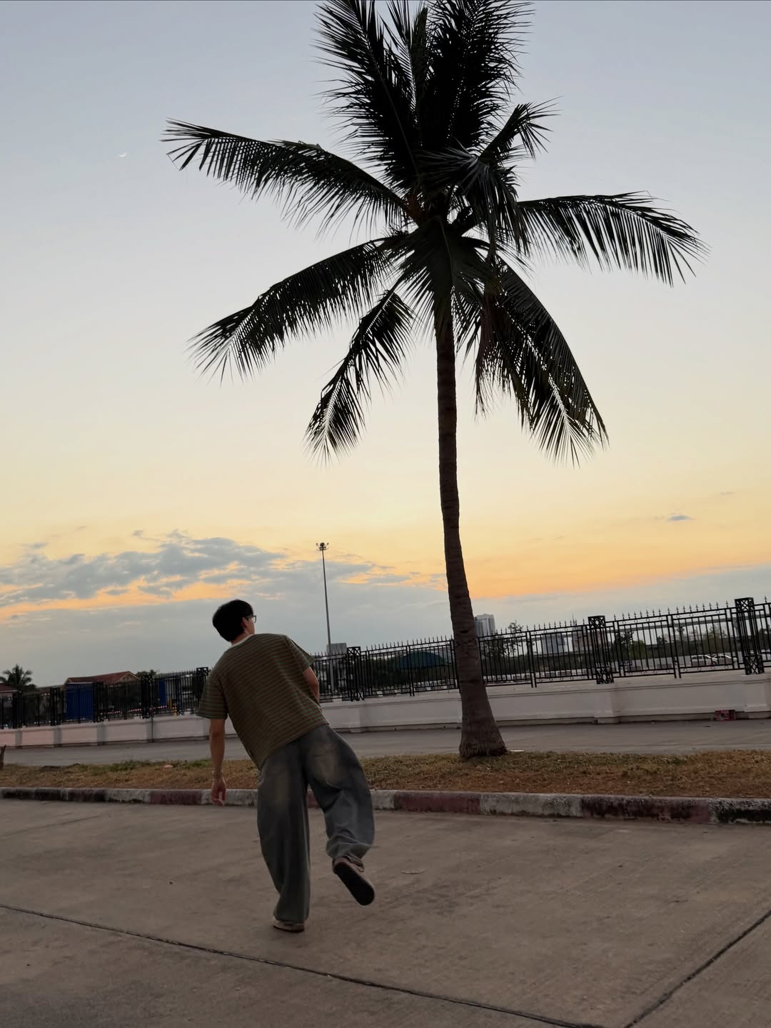 บุ๊ค - กษิดิ์เดช ปลูกผล