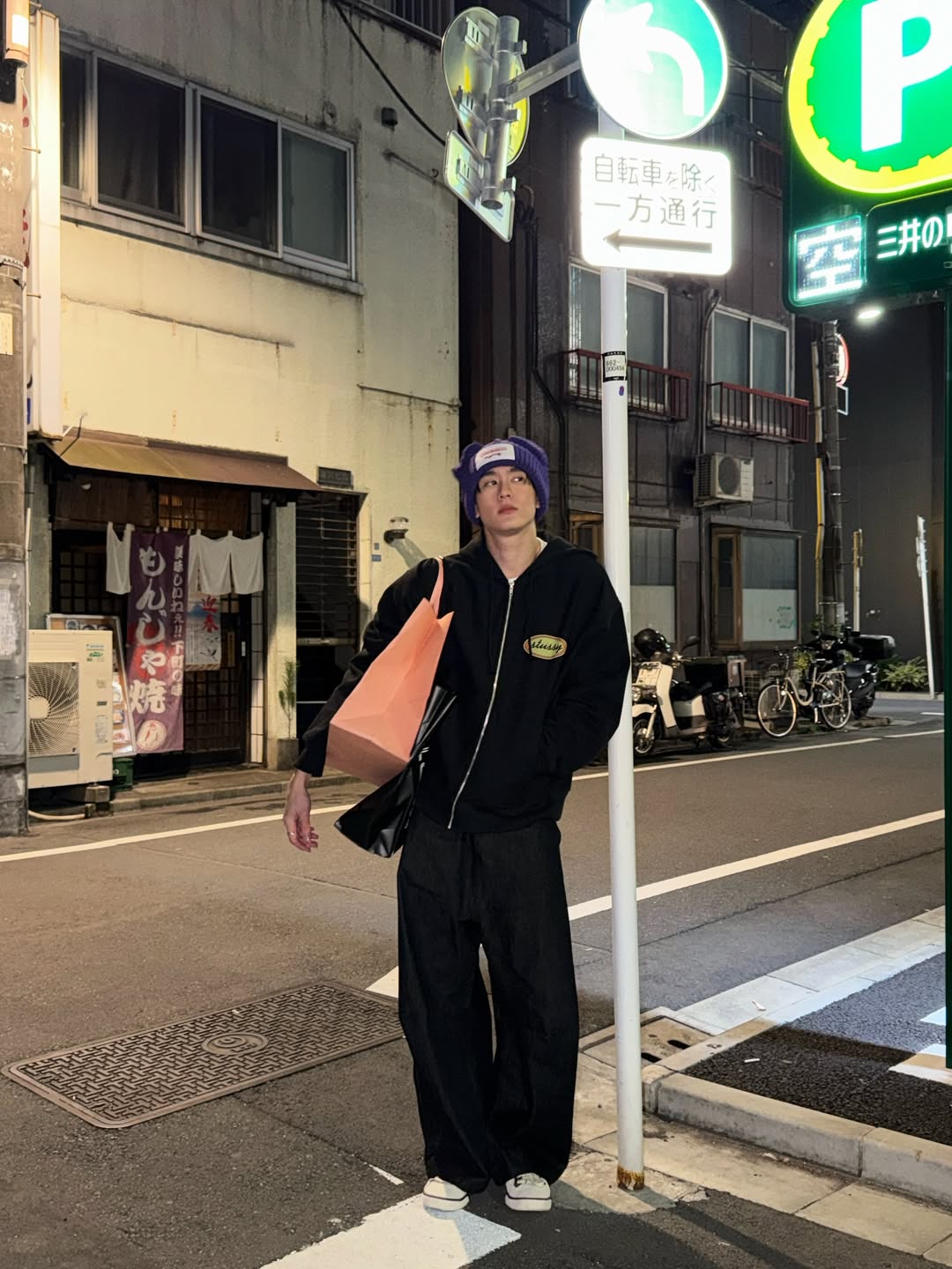 บุ๊ค - กษิดิ์เดช ปลูกผล