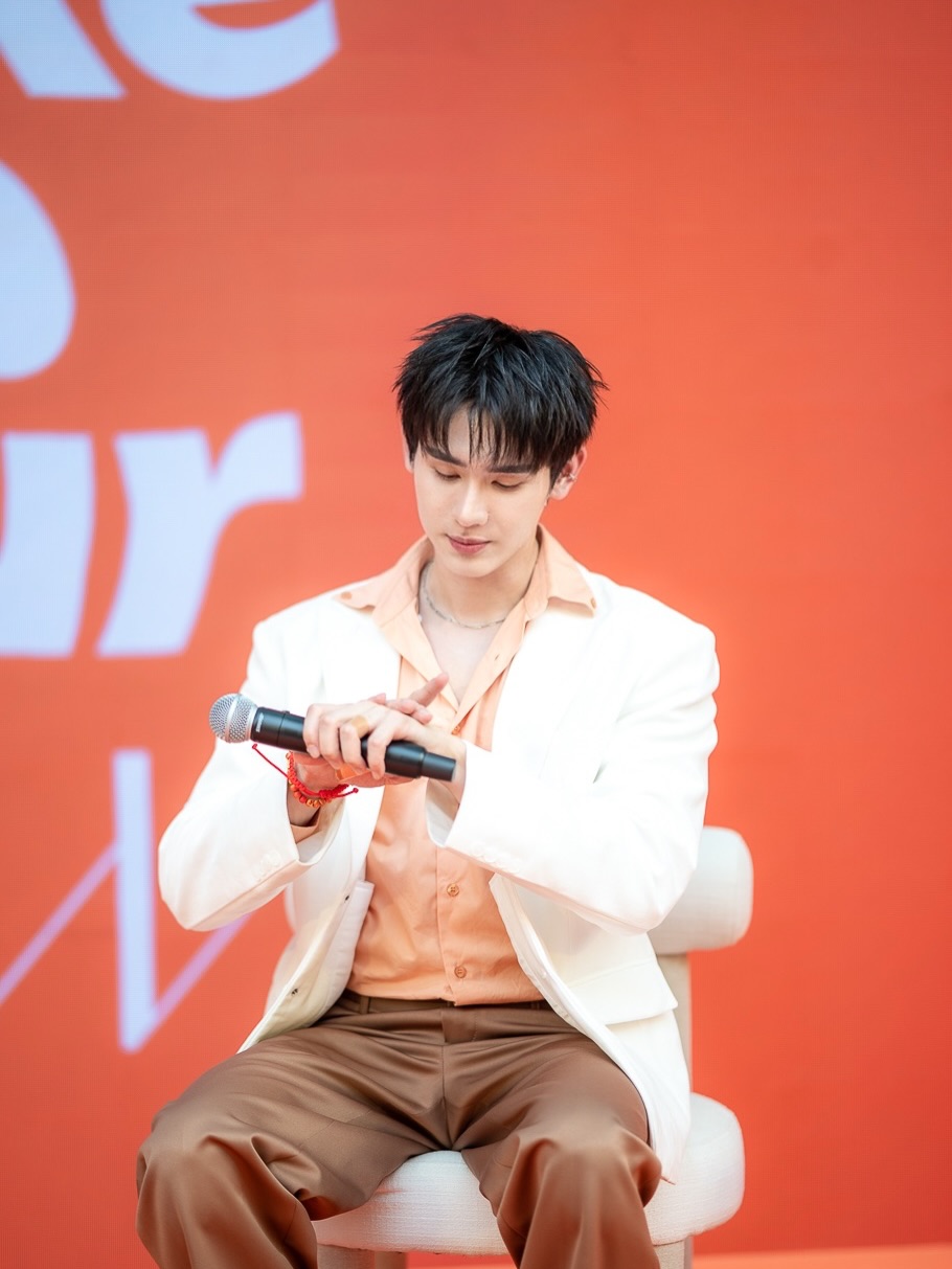 บุ๊ค - กษิดิ์เดช ปลูกผล