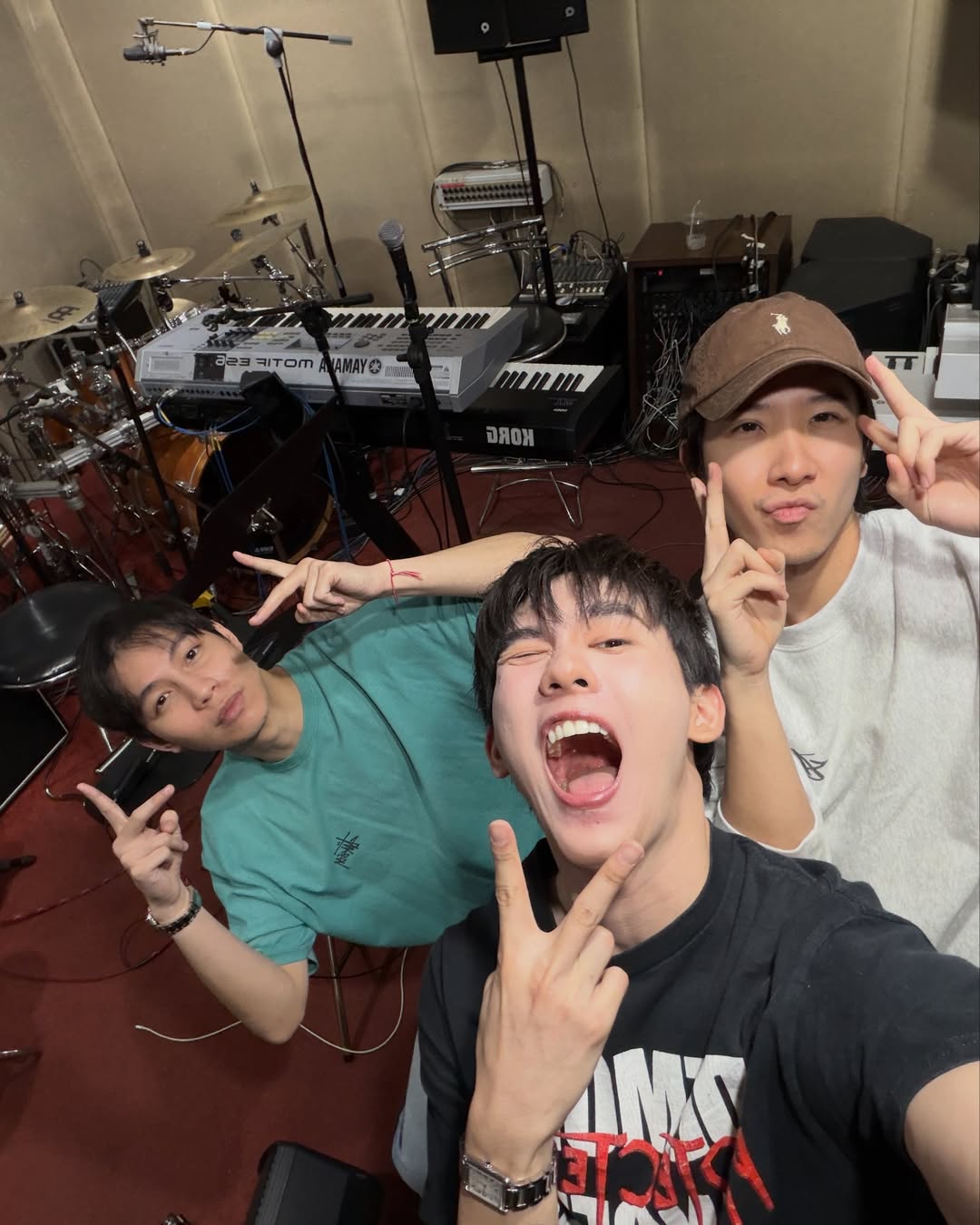 บุ๊ค - กษิดิ์เดช ปลูกผล