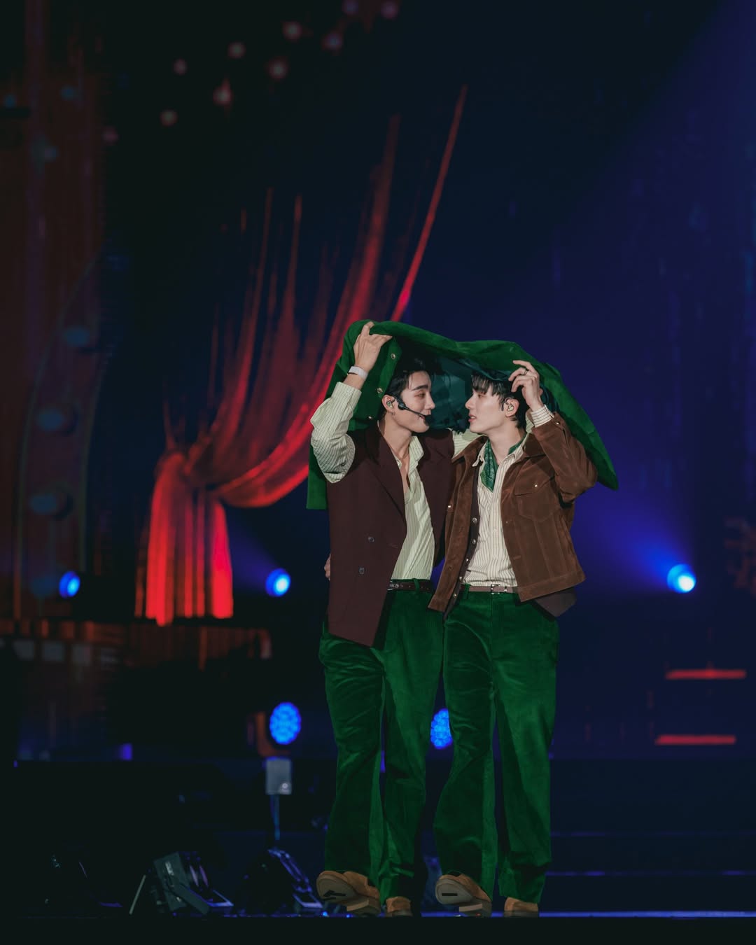 บุ๊ค - กษิดิ์เดช ปลูกผล