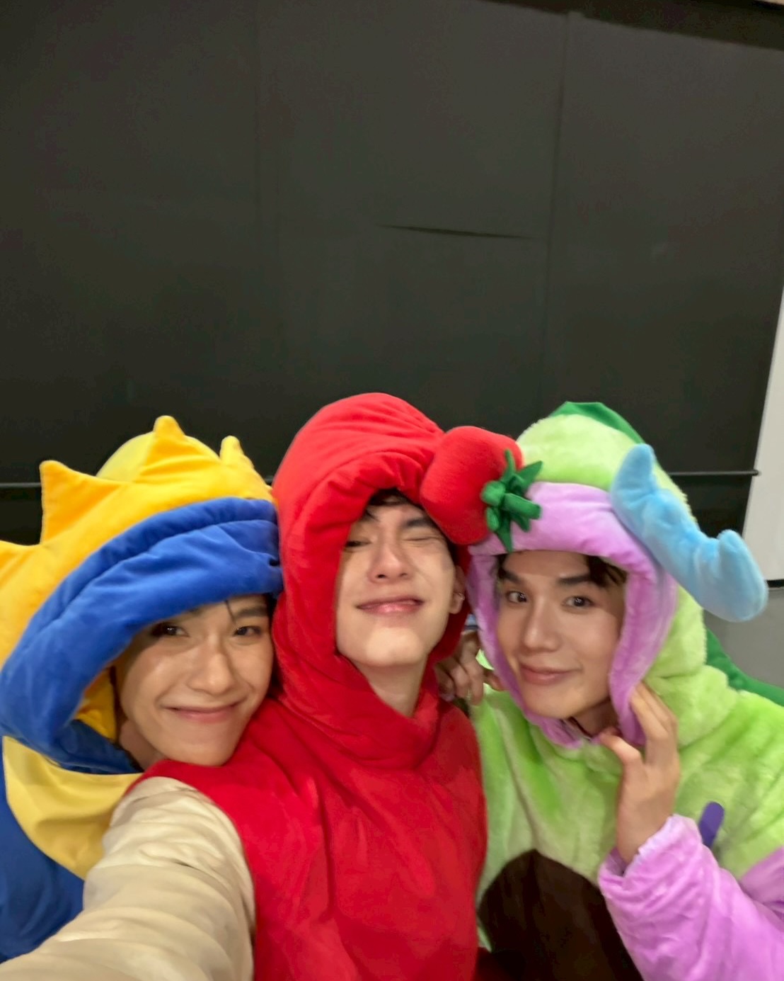 บุ๊ค - กษิดิ์เดช ปลูกผล