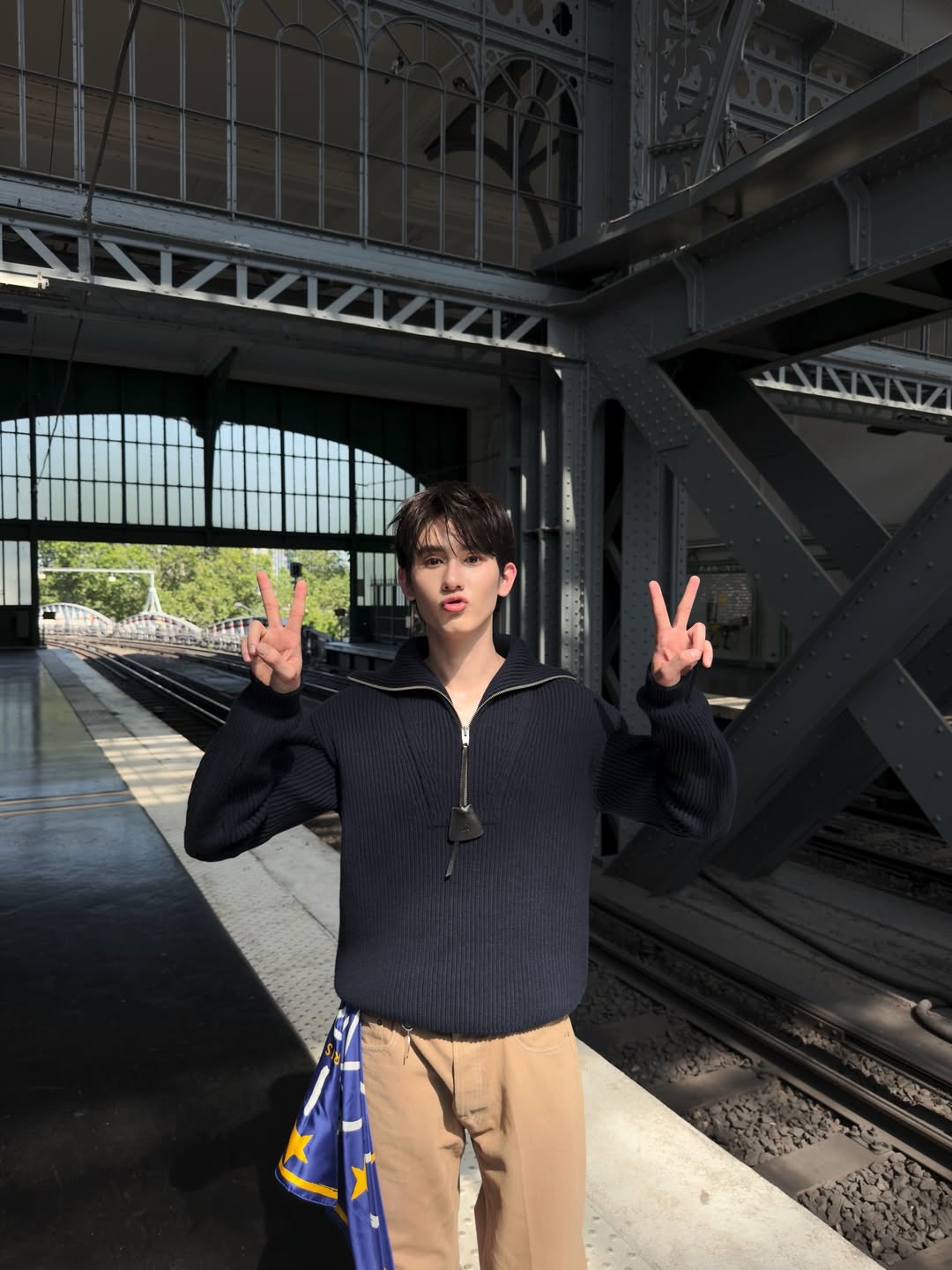 บุ๊ค - กษิดิ์เดช ปลูกผล