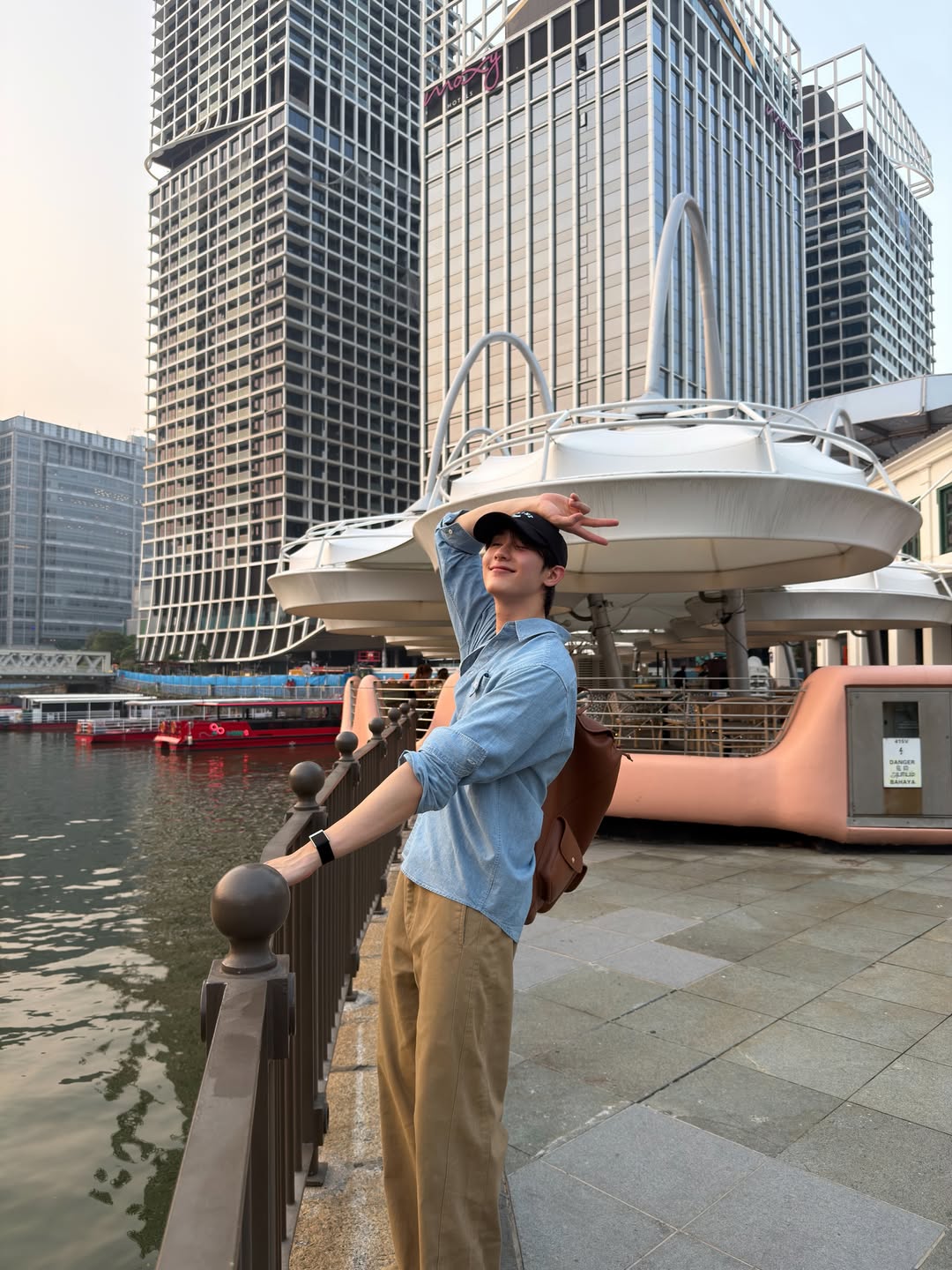 บุ๊ค - กษิดิ์เดช ปลูกผล