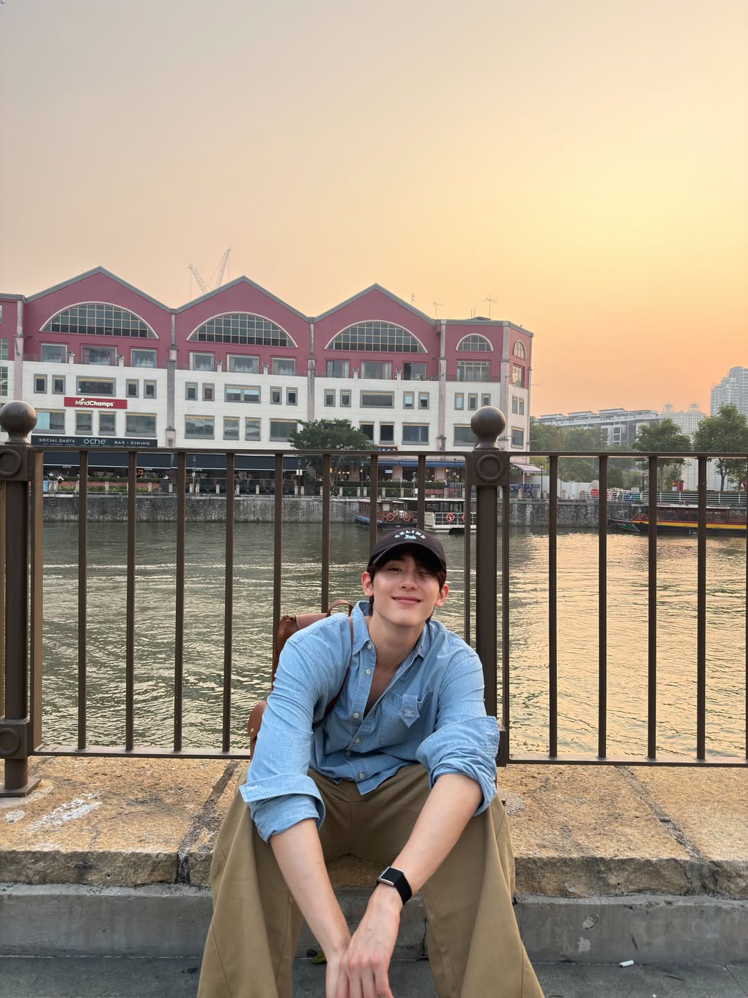 บุ๊ค - กษิดิ์เดช ปลูกผล