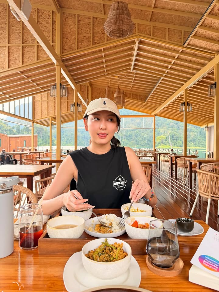 แพรว - นฤภรกมล ฉายแสง