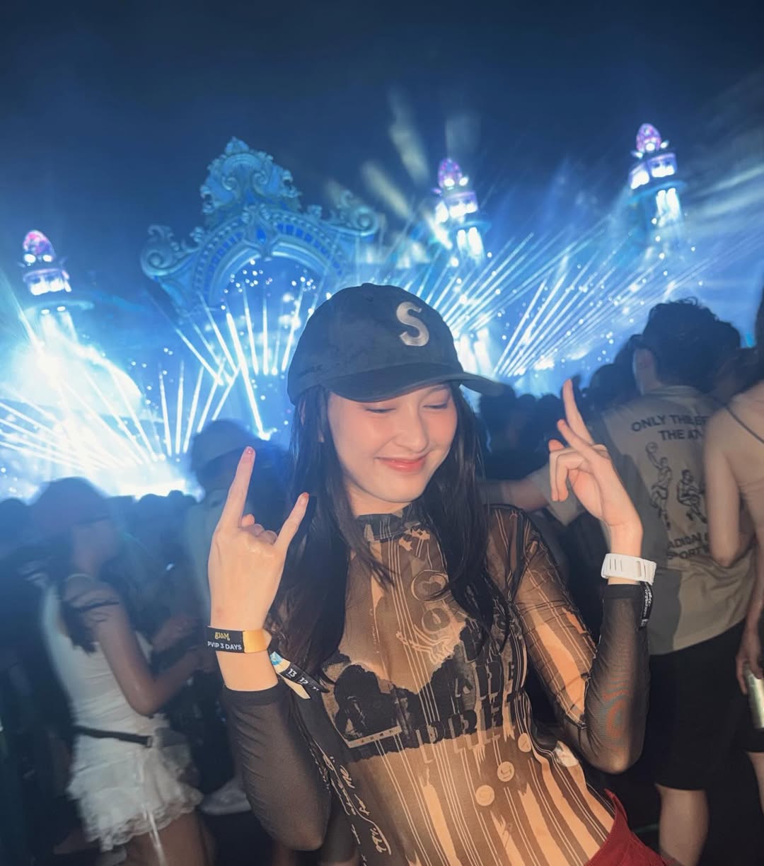 แพรว - นฤภรกมล ฉายแสง