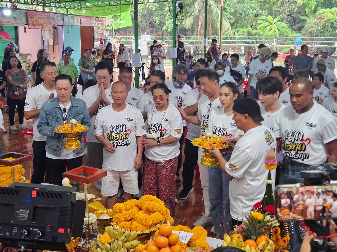 คริส - พีรวัส แสงโพธิรัตน์