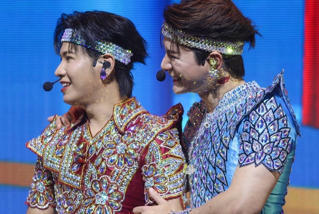 คริส - พีรวัส แสงโพธิรัตน์