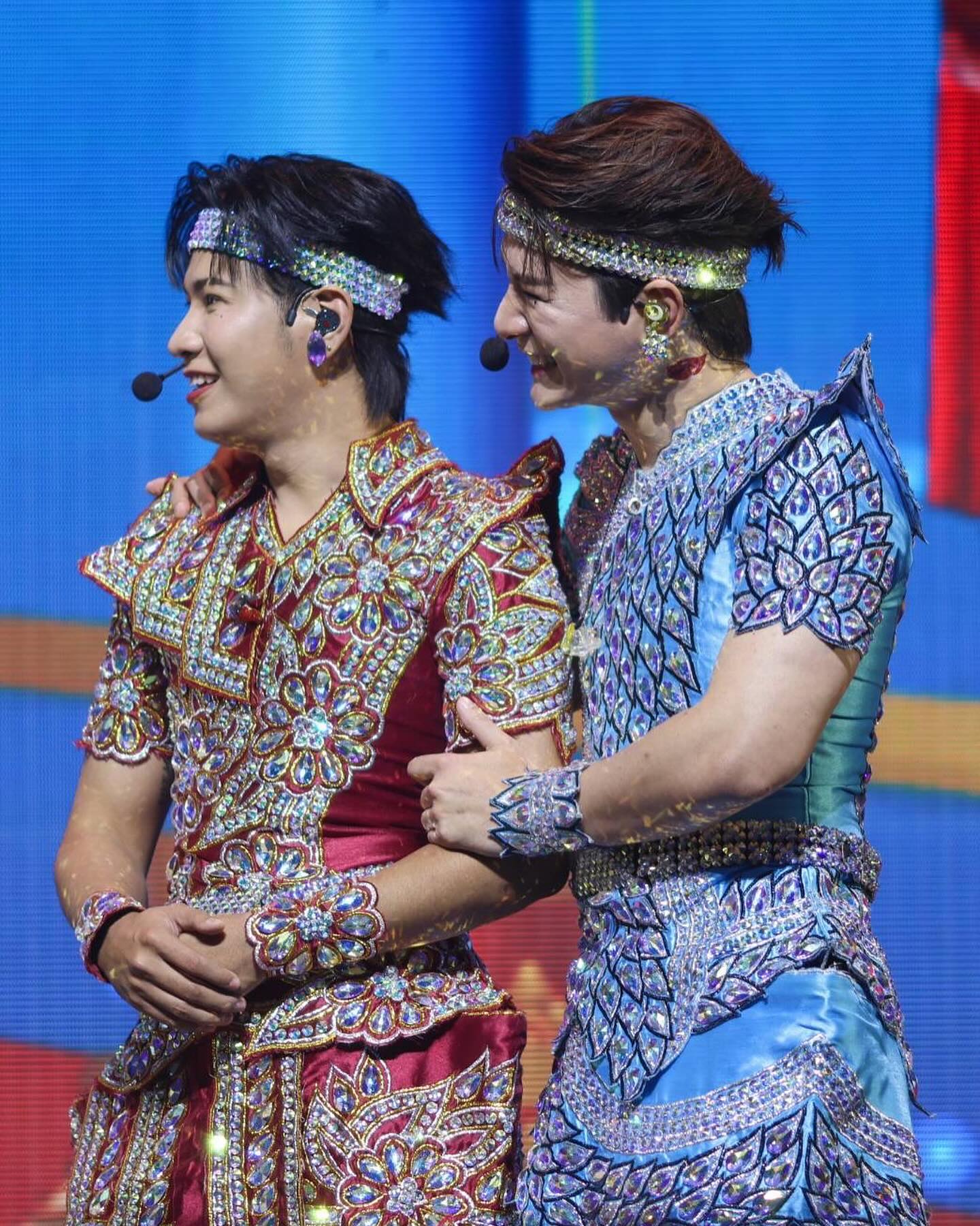 คริส - พีรวัส แสงโพธิรัตน์