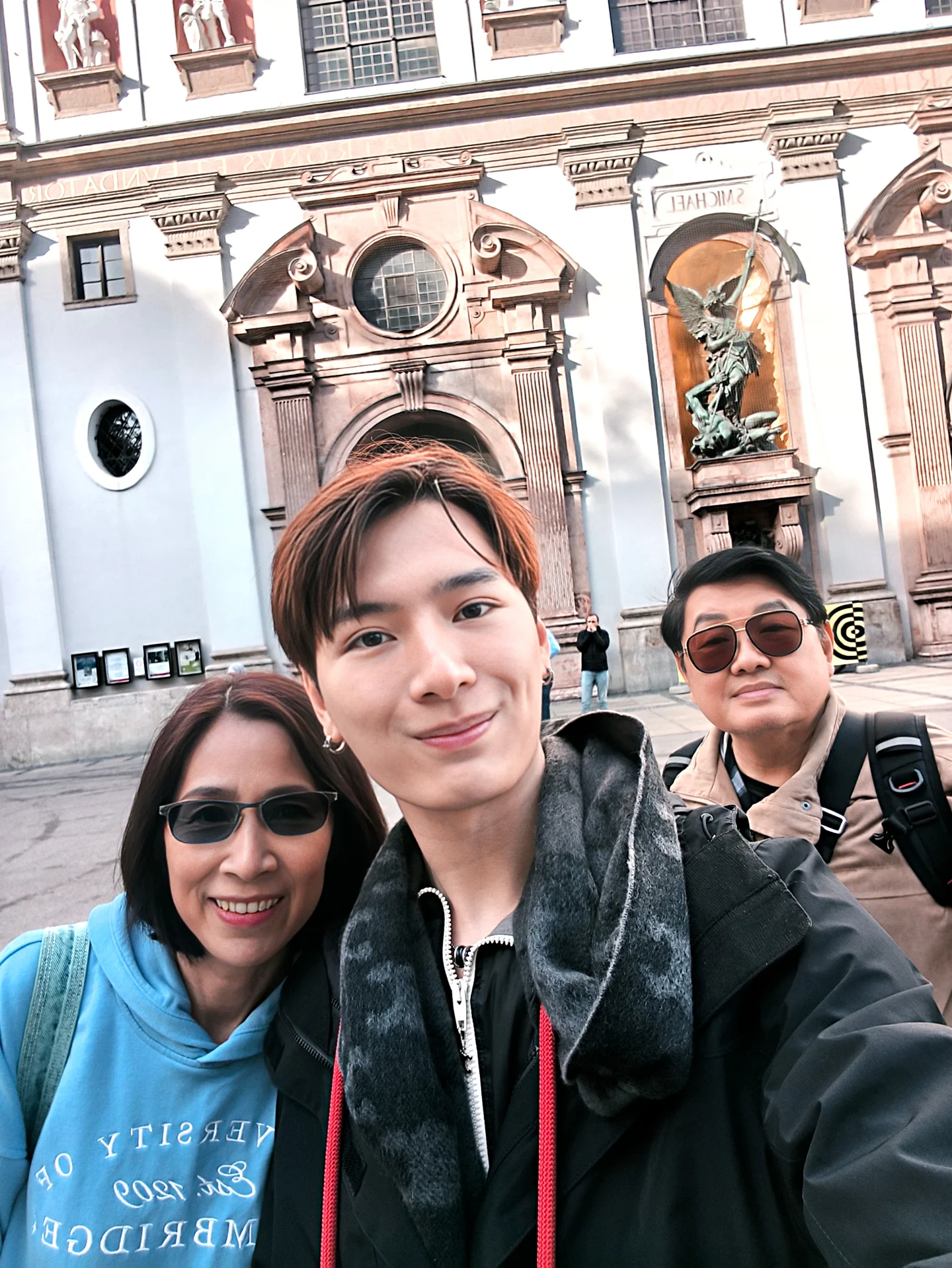 คริส - พีรวัส แสงโพธิรัตน์