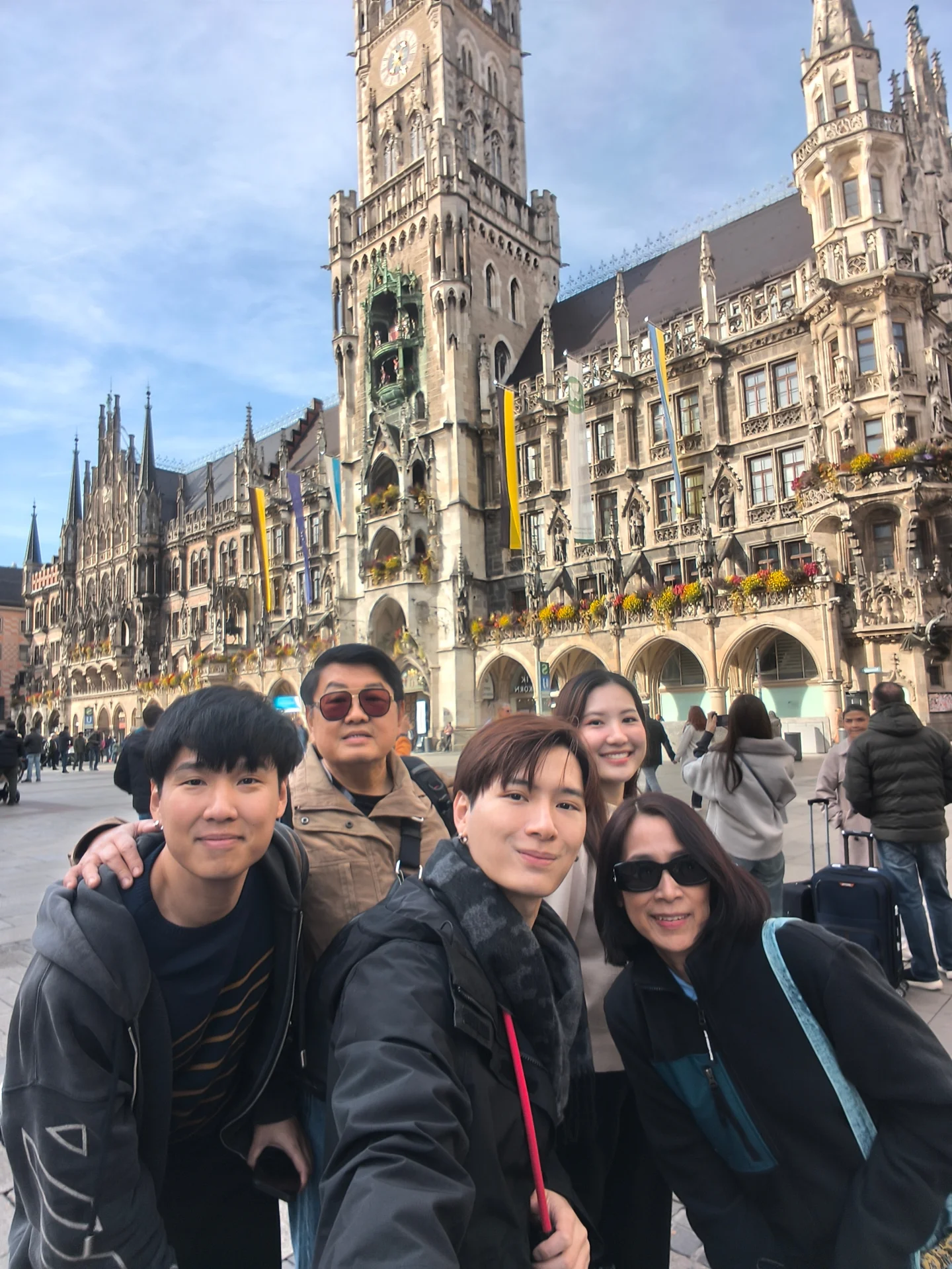 คริส - พีรวัส แสงโพธิรัตน์