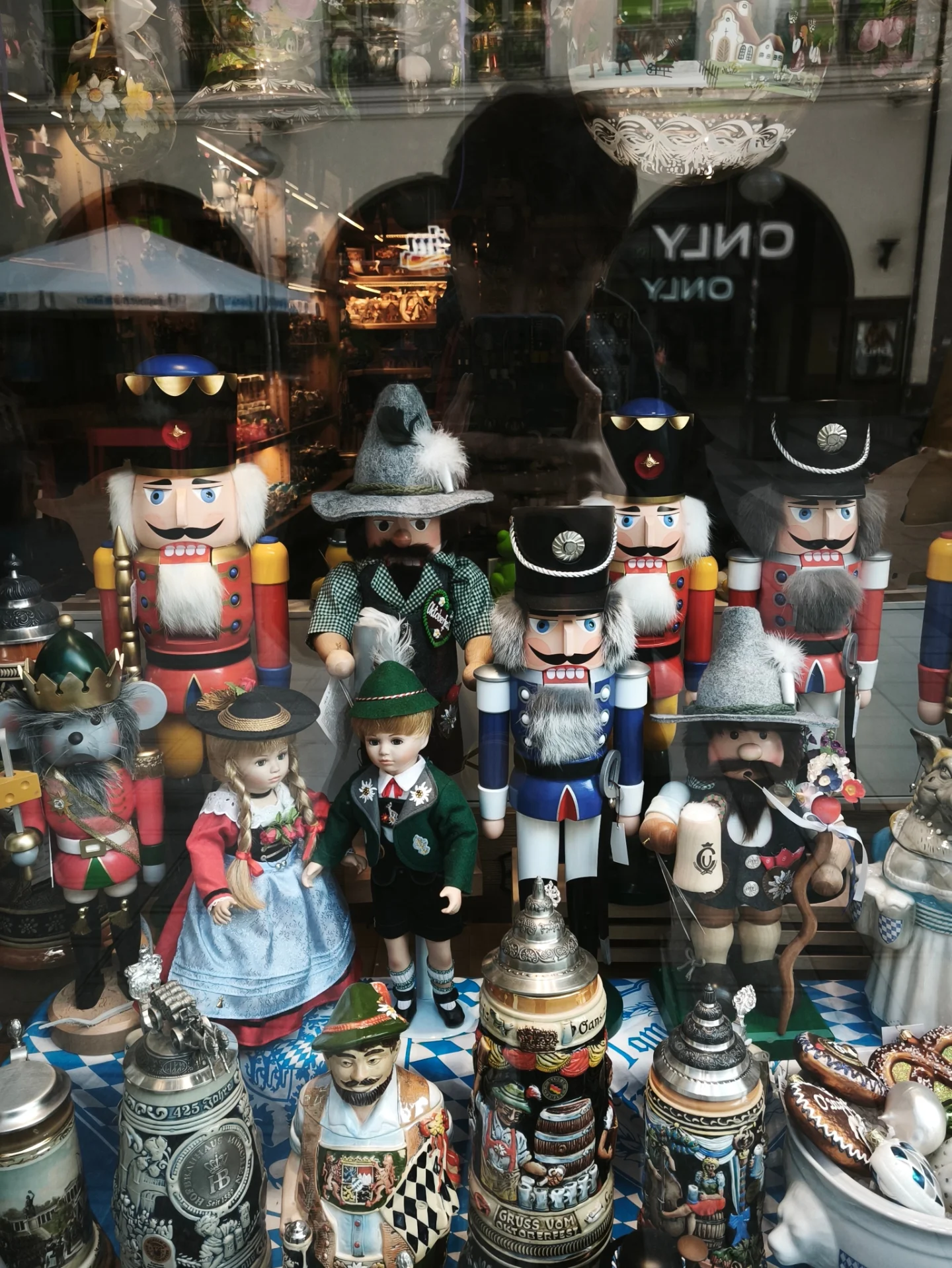 คริส - พีรวัส แสงโพธิรัตน์