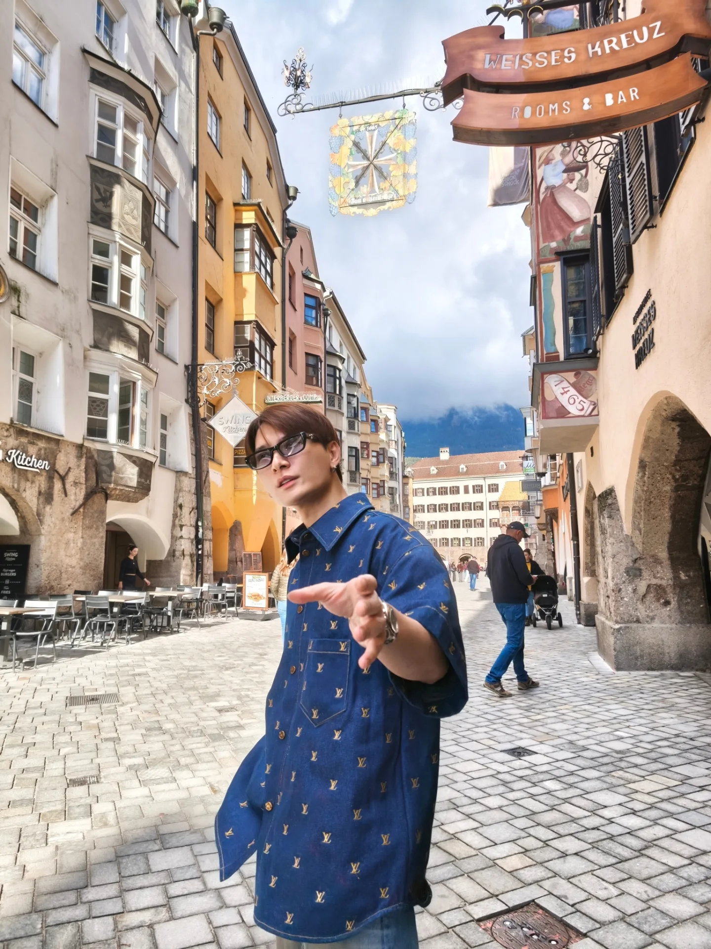 คริส - พีรวัส แสงโพธิรัตน์