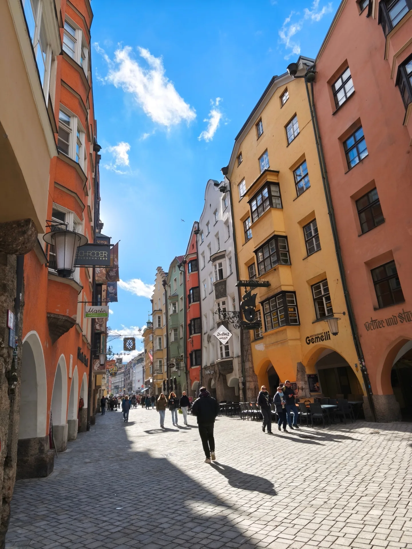 คริส - พีรวัส แสงโพธิรัตน์