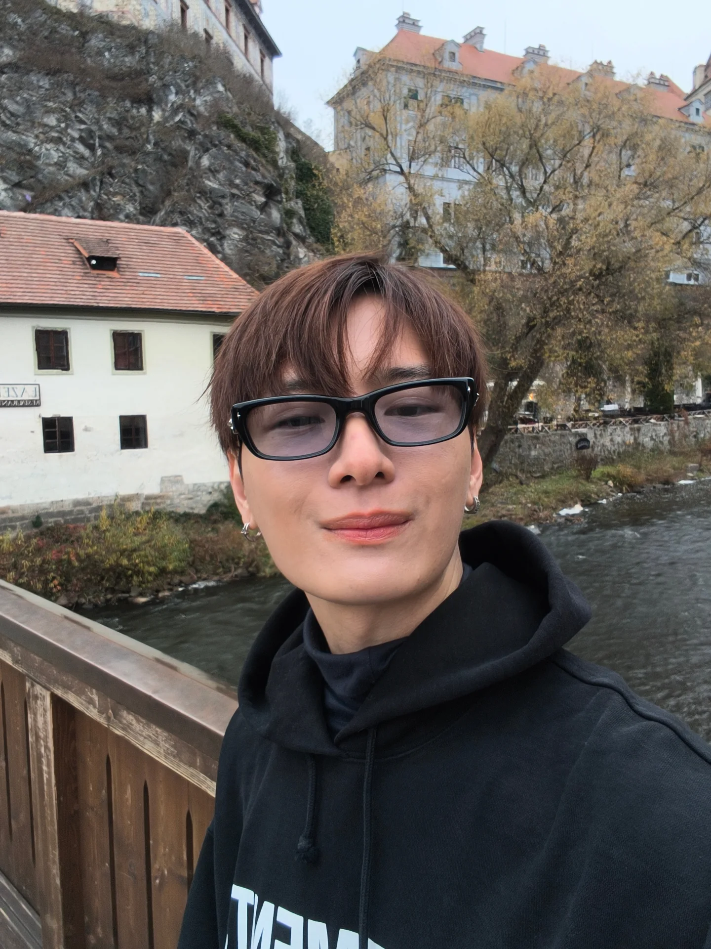 คริส - พีรวัส แสงโพธิรัตน์