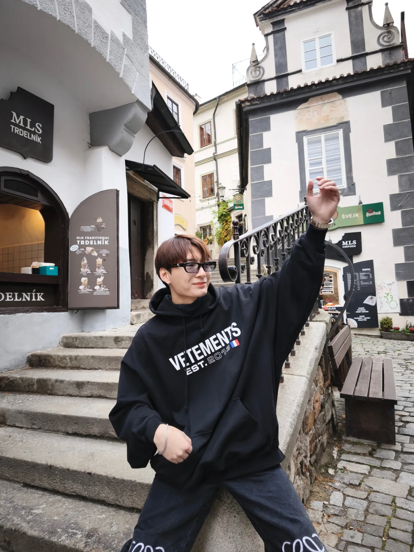 คริส - พีรวัส แสงโพธิรัตน์