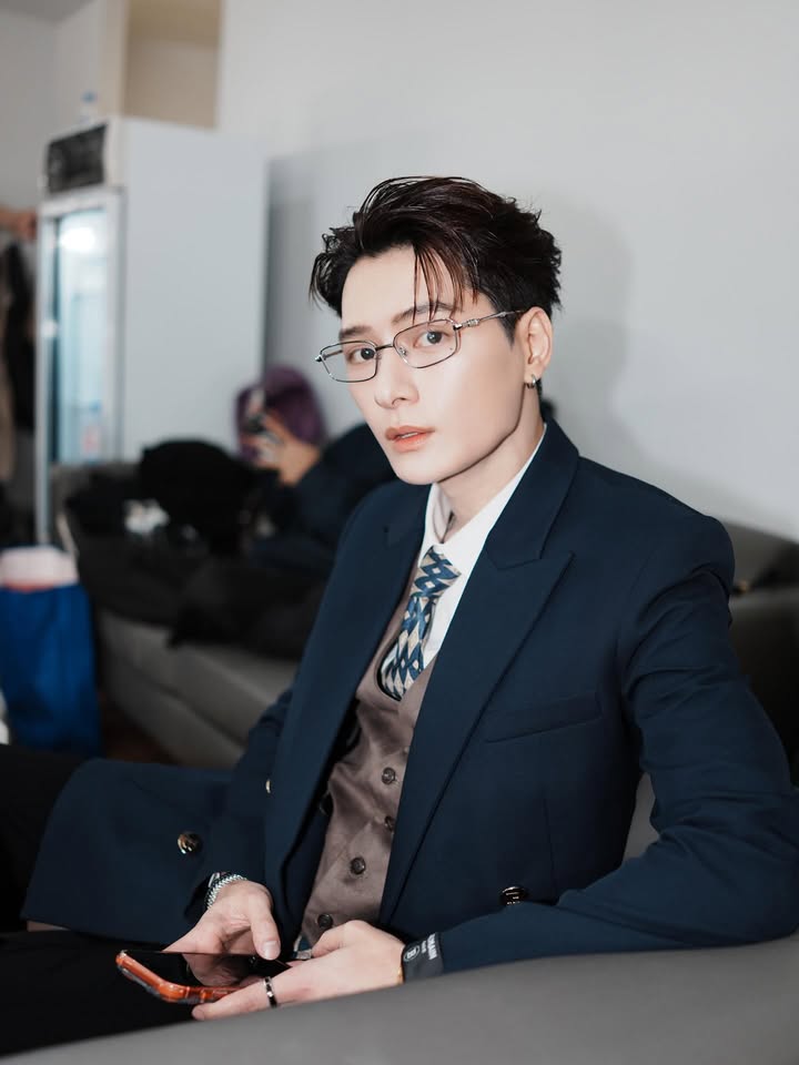 คริส - พีรวัส แสงโพธิรัตน์