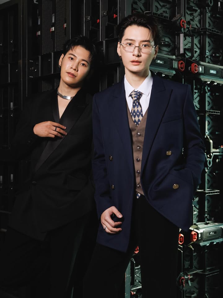 คริส - พีรวัส แสงโพธิรัตน์