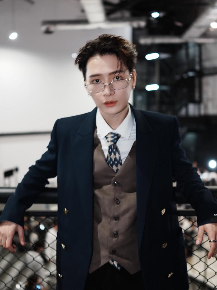 คริส - พีรวัส แสงโพธิรัตน์