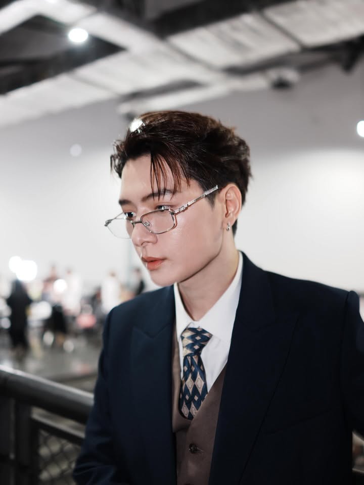 คริส - พีรวัส แสงโพธิรัตน์