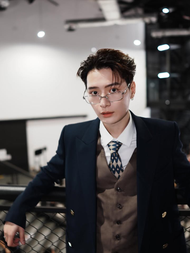 คริส - พีรวัส แสงโพธิรัตน์