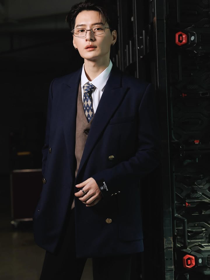 คริส - พีรวัส แสงโพธิรัตน์