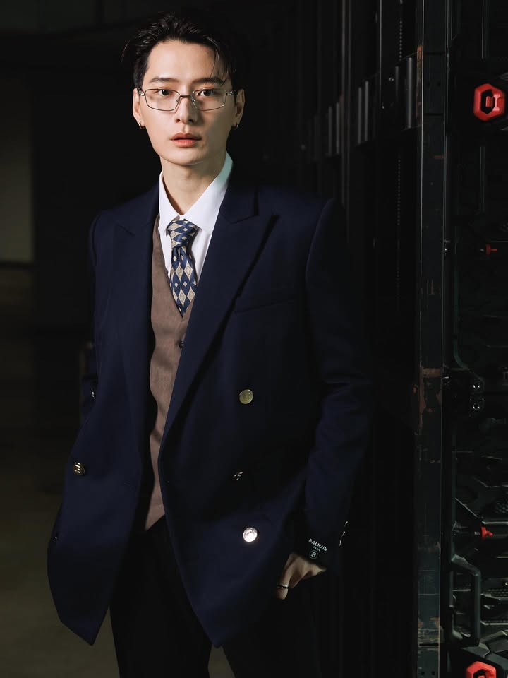 คริส - พีรวัส แสงโพธิรัตน์