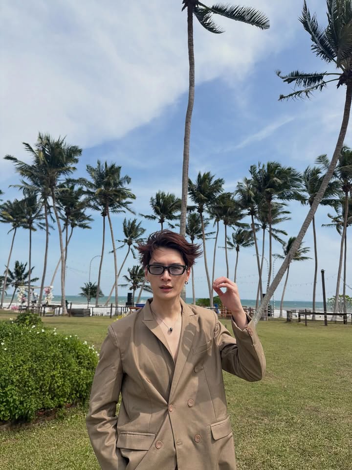 คริส - พีรวัส แสงโพธิรัตน์