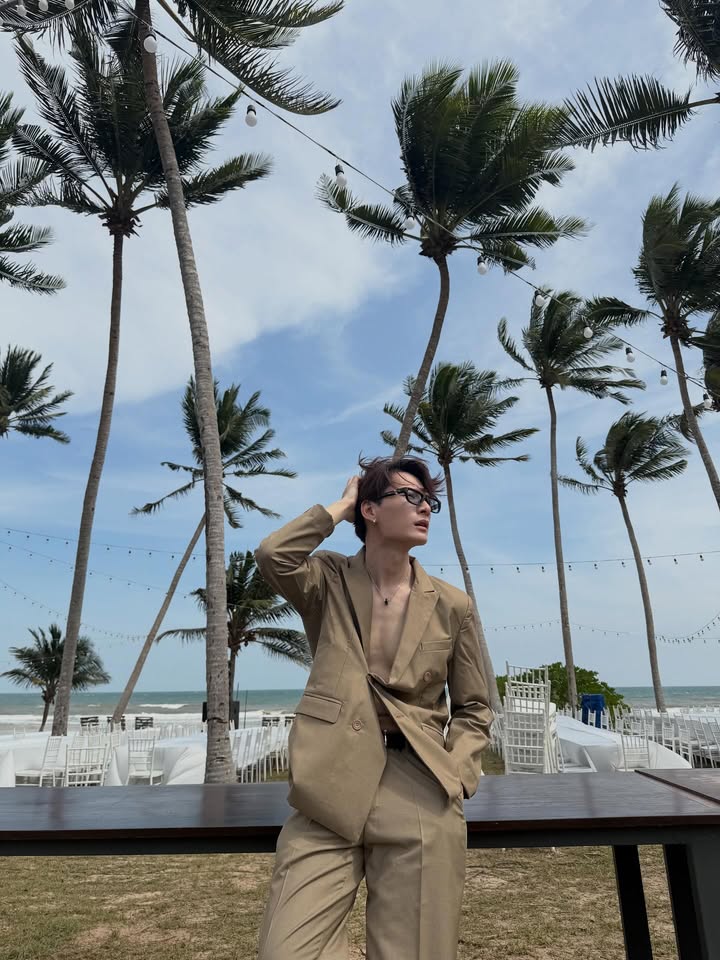 คริส - พีรวัส แสงโพธิรัตน์