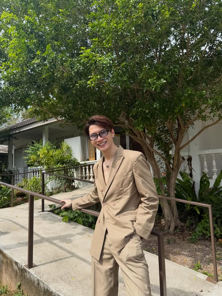 คริส - พีรวัส แสงโพธิรัตน์