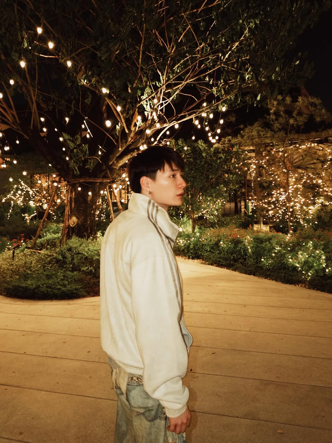 คริส - พีรวัส แสงโพธิรัตน์