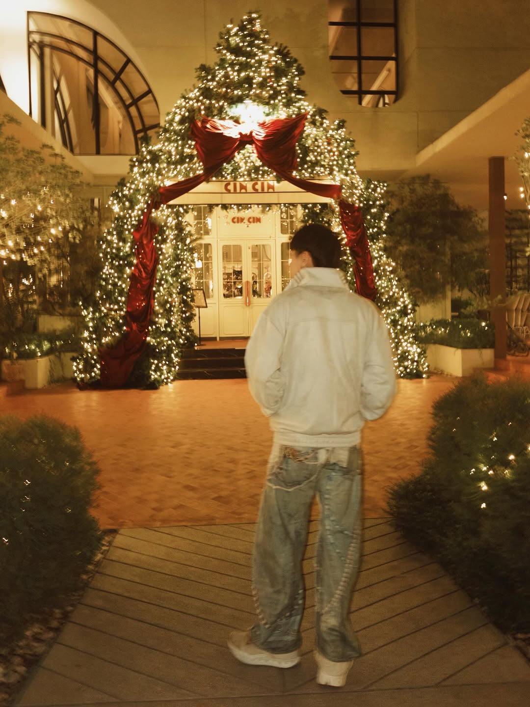 คริส - พีรวัส แสงโพธิรัตน์