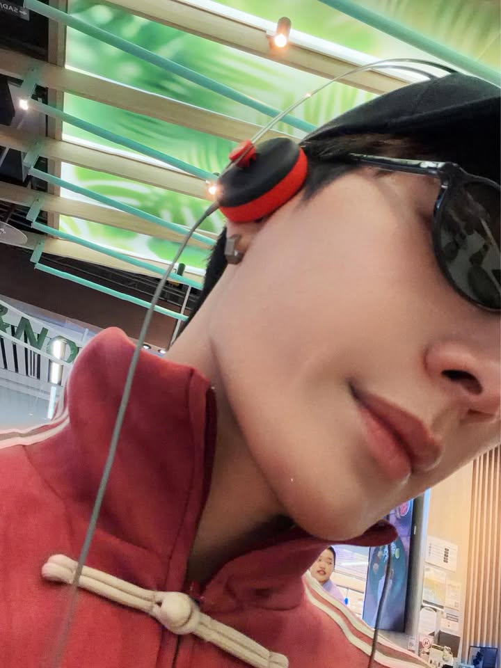 คริส - พีรวัส แสงโพธิรัตน์