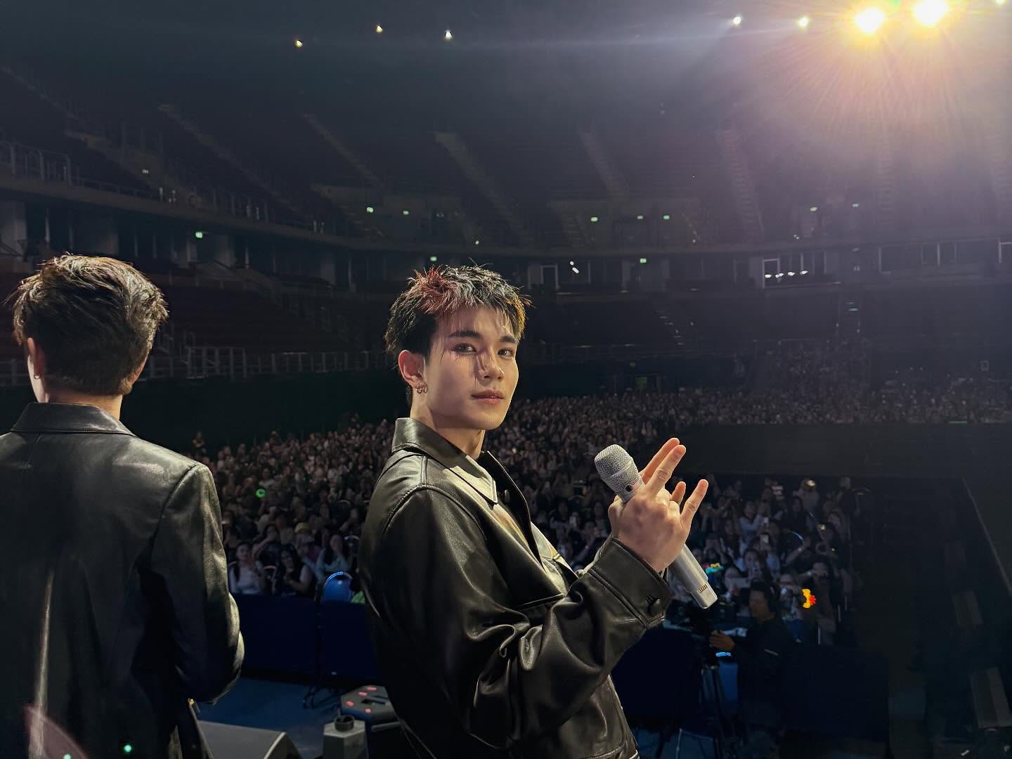 คริส - พีรวัส แสงโพธิรัตน์