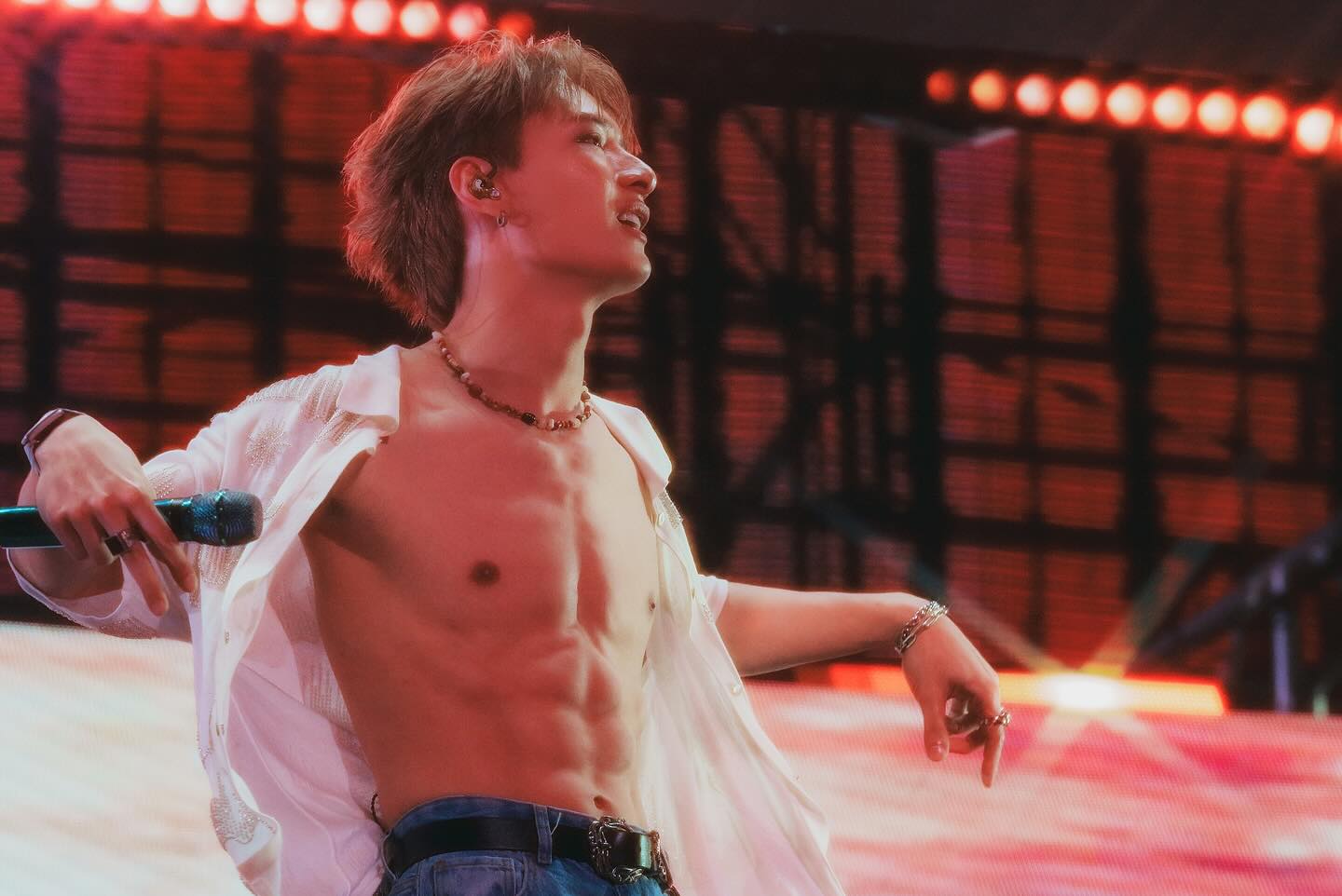 คริส - พีรวัส แสงโพธิรัตน์