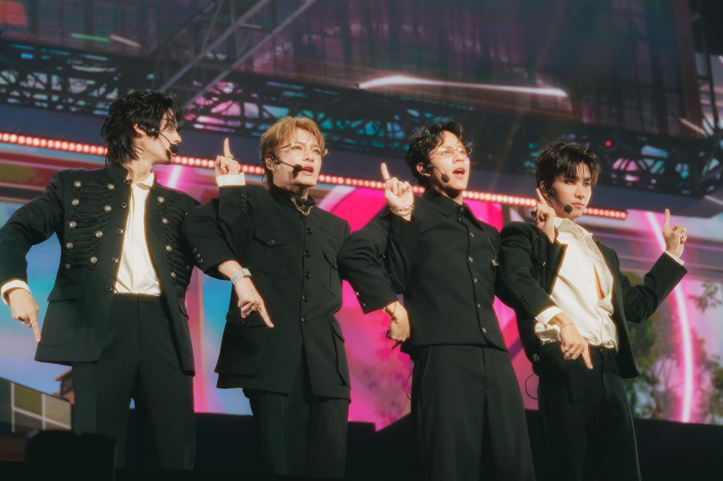 คริส - พีรวัส แสงโพธิรัตน์