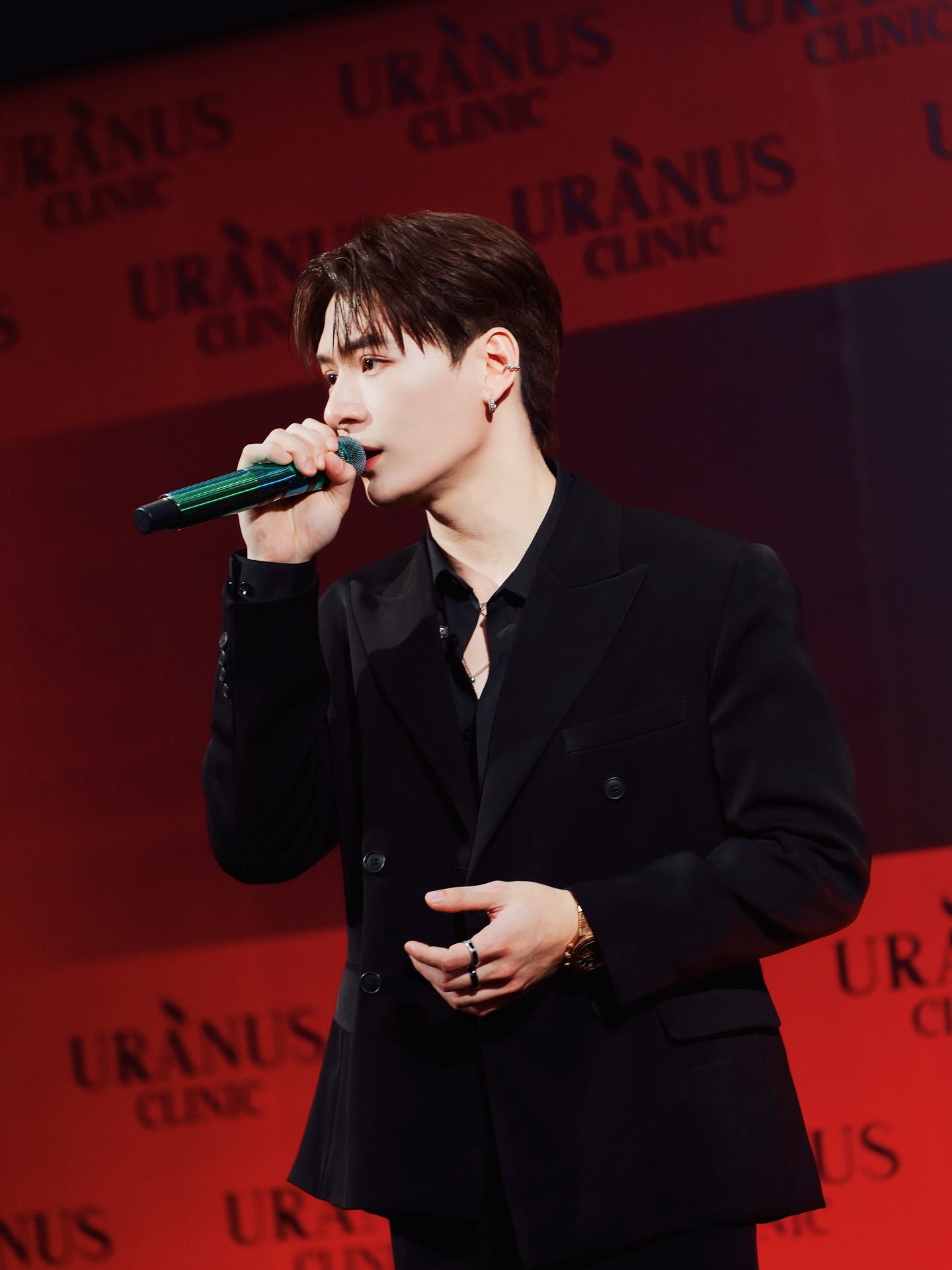 คริส - พีรวัส แสงโพธิรัตน์