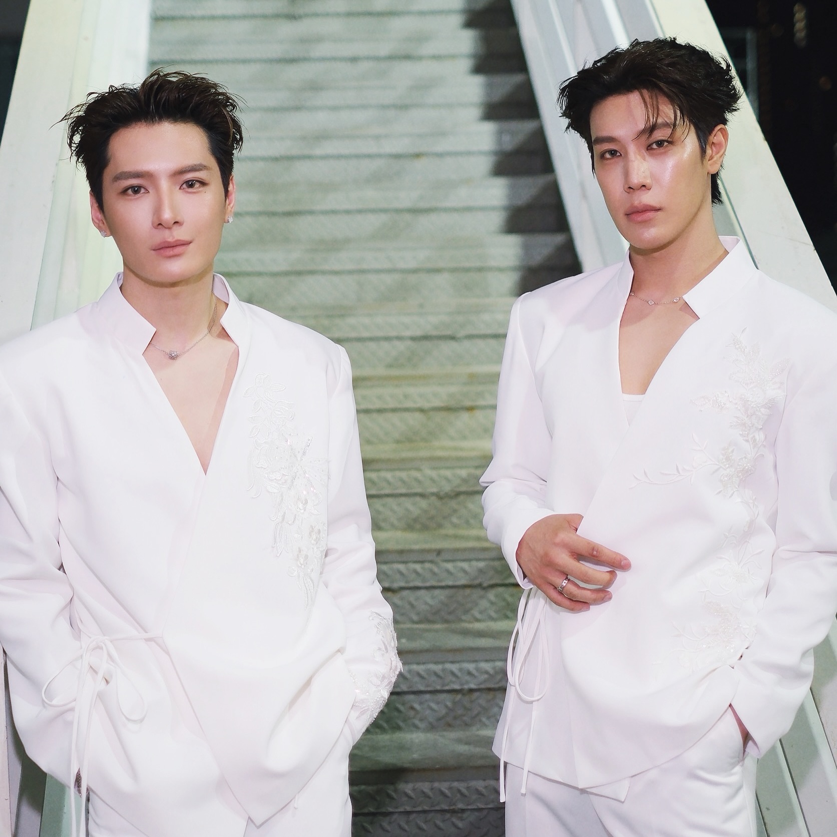 คริส - พีรวัส แสงโพธิรัตน์