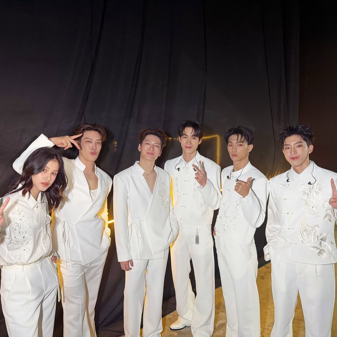 คริส - พีรวัส แสงโพธิรัตน์