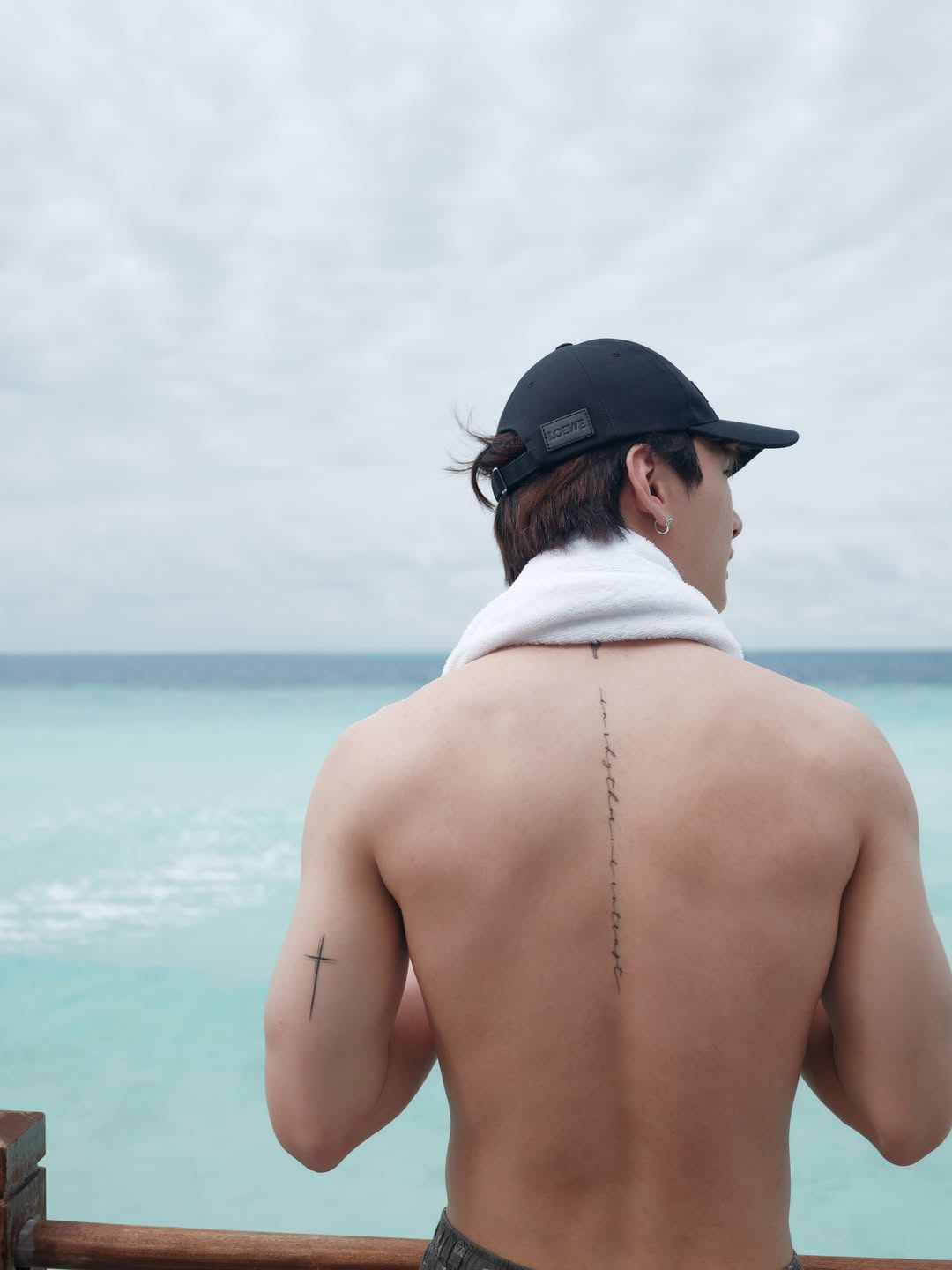 คริส - พีรวัส แสงโพธิรัตน์